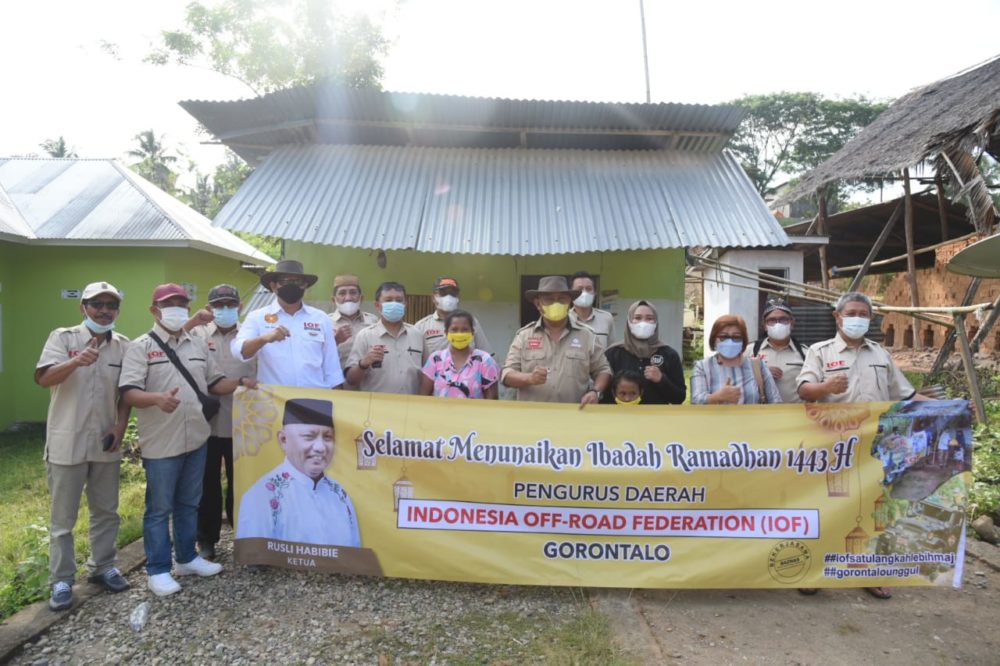 Gubernur Rusli Bersama IOF Gorontalo Serahkan Bantuan Puasa Orang Susah
