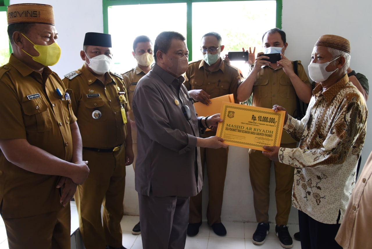 Idris Rahim Serahkan Bantuan Hibah Pada Safari Ramadan di Pohuwato