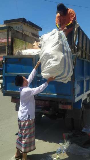 Meski Libur Lebaran, Pasukan Kuning Kota Gorontalo Tetap Angkut Sampah
