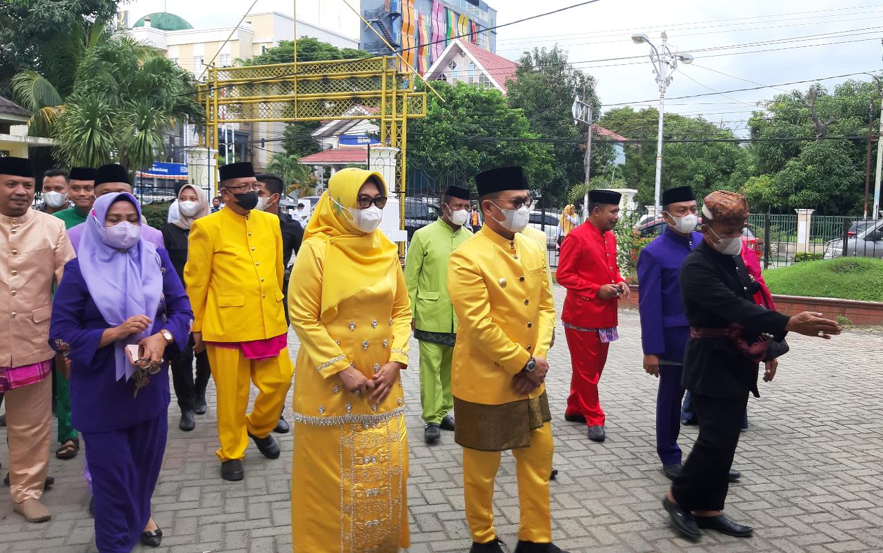 Pemkot Gorontalo Sambut Penjabat Gubernur Hamka Hendra Noer Dengan Adat Mopotilolo
