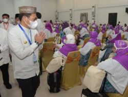 PJ Gubernur Gorontalo Lepas Keberangkatan Jemaah Haji Kloter 14 UPG