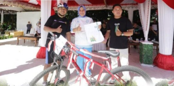 Wali Kota Kotamobagu Serahkan Hadiah Sepeda bagi Pemenang Fun Bike