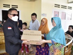 Wali Kota Marten Taha Serahkan Bantuan Bagi Korban Kebakaran di Kelurahan Dembe 1 Kota Barat