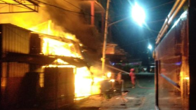 Damkar Kotamobagu Gerak Cepat Padamkan Api 1 Ruko di Jalan Ibolian