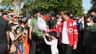Bersama Keluarga, Presiden Jokowi Jalan Sehat di Lokasi Car Free Day