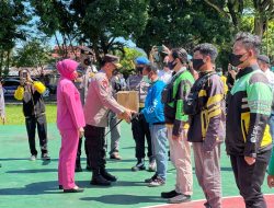 Polda Gorontalo Bagikan 3,300 Paket Sembako kepada Masyarakat terdampak Penyesuaian Harga BBM