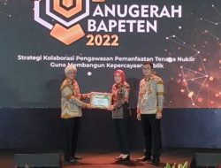 Wali Kota Tatong Bara Terima Penghargaan Anugerah Bapeten 2022