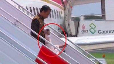 Viral, Ibu Negara Iriana Joko Widodo Jatuh di Tangga Pesawat