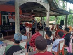 Manaf Hamzah Berbagi Cara Meracik Pupuk dan Racun Rumput Bagi Warga Petani di Kecamatan Pulubala