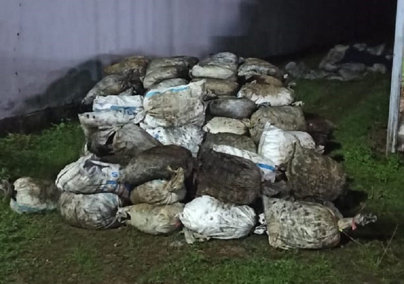 Warga cegat Mobil Truk berisi 160 karung Batu Hitam ilegal milik Warsono
