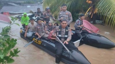 TNI Polri Lakukan Evakuasi Tangani Korban Banjir Manado
