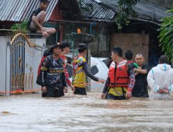 Polisi Lakukan Evakuasi Jenazah Korban Banjir Manado