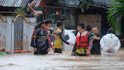 Polisi Lakukan Evakuasi Jenazah Korban Banjir Manado