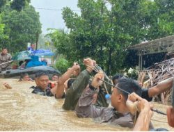 Brimob Polda Sulut Lakukan Evakuasi Tangani Bencana Banjir di Manado