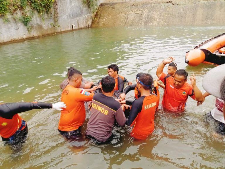 Tim Sar Brimob Gorontalo Temukan Korban Tenggelam Di Sungai Padengo