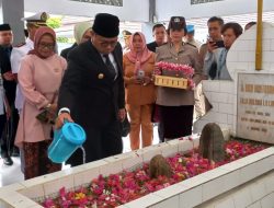 Peringatan Hari Patriotik, PJ Gubernur Gorontalo Ziarah Makam Pahlawan Nani Wartabone