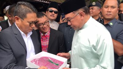 Penjagub Gorontalo Berikan Cendera Mata Karawo Kepada PM Malaysia