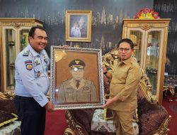 Penjabat Gubernur Menerima Lukisan Hasil Karya Narapidana Lapas Pohuwato