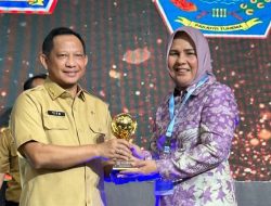 Wali Kota Tatong Bara Terima Penghargaan UHC Award 2023