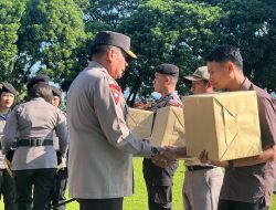 Kapolda Gorontalo Bagikan Paket THR ke Personel