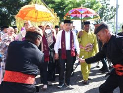 Pj Gubernur Ismail Pakaya Disambut Adat Mopotilolo