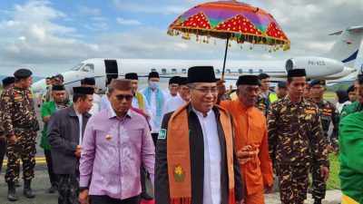 Pemprov Gorontalo Sambut Kedatangan Ketua PBNU Dengan Adat Mopotilolo