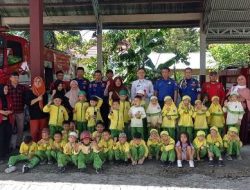 Satpol-PP dan Damkar Kotamobagu Mengajarkan Anak-anak TK Istiqlal Tentang Alat Pemadam Kebakaran