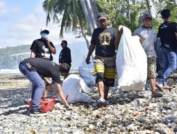 Mahasiswa KKN UGM-UNG Gelar Aksi Bersi Pantai di Kecamatan Batudaa Pantai