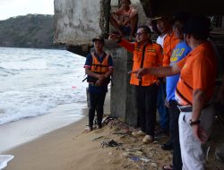 Wali Kota Marten Taha Tinjau Lokasi Pencarian Anak Hilang Terseret Ombak di Kelurahan Pohe