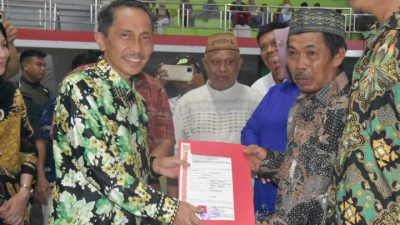 Warga Kabupaten Gorontalo Terima Ijazah Paket A hingga C