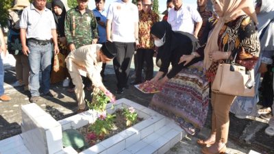 Bupati Gorontalo Ajak ASN Tabur Bunga dan Kerja Bakti di Taman Makam Pahlawan