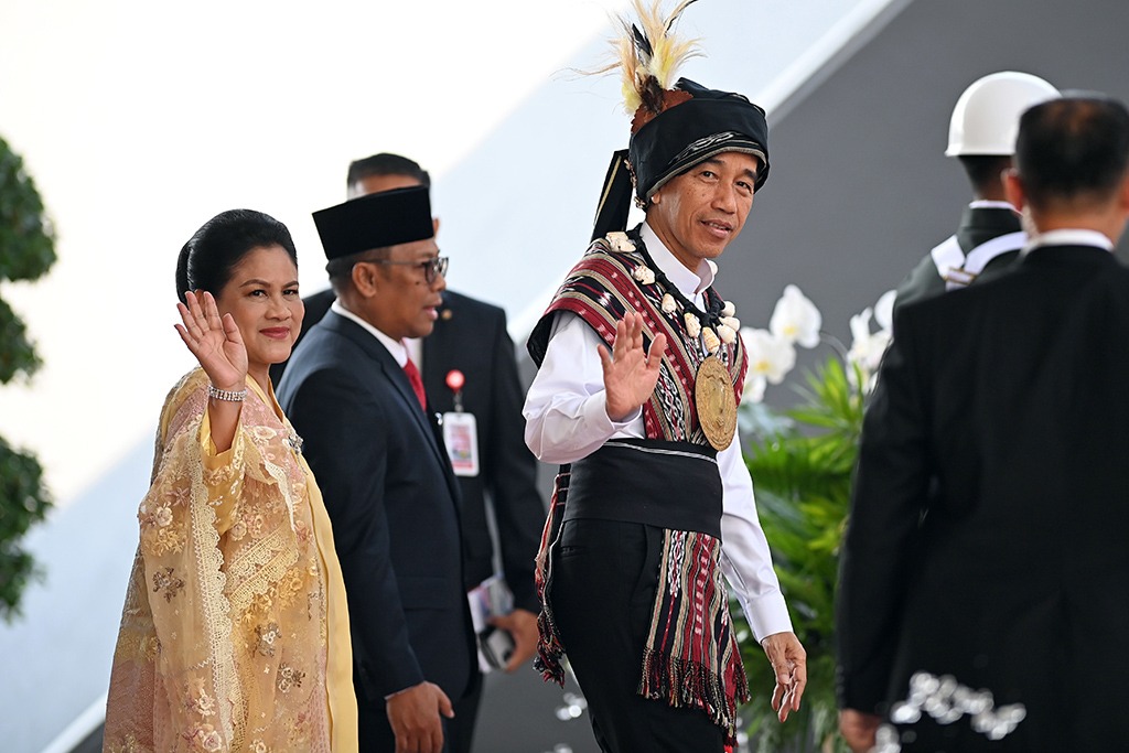 Presiden Kenakan Pakaian Adat Maluku