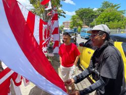 Meriahkan Hari Kemerdekaan RI Ke-78, Salahudin Pakaya Bagikan 1000 Bendera Merah Putih Kepada Warga