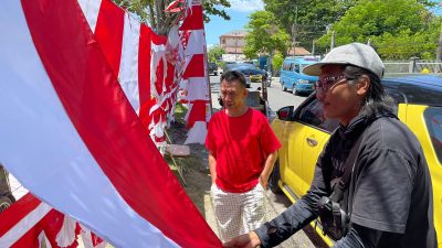 Meriahkan Hari Kemerdekaan RI Ke-78, Salahudin Pakaya Bagikan 1000 Bendera Merah Putih Kepada Warga