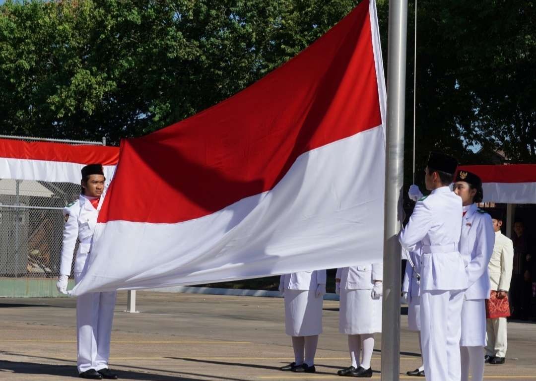 WNI mengibarkan Bendera Merah Putih