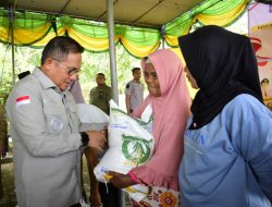 Wali Kota Marten Taha Serahkan Bantuan Cadangan Pangan Pemerintah Bagi 16.500 KPM di Kota Gorontalo