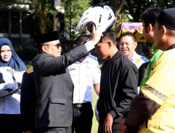 Gubernur Gorontalo Bagikan Helm Kepada Pengemudi Ojek Online di Harhubnas 2023