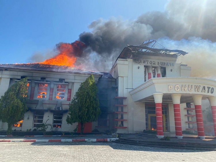 Kantor Bupato Pohuwato dibakar