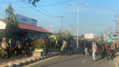 Kerusuhan Pohuwato, Polisi mulai tembakan gas air mata bubarkan massa aksi