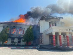 Galeri Foto: Kerusuhan Pohuwato, Kantor Bupati Dibakar, Gedung DPRD dirusak