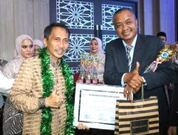 Bupati Gorontalo Berikan Penghargaan Kepada Tenaga Pendidik