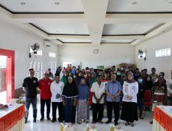 Ketua DPRD Provinsi Gorontalo Serahkan Bantuan Langsung Pangan Triwulan III di Kecamatan Telaga