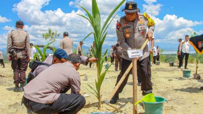 Kapolda Gorontalo Terlibat Langsung Aksi Penanaman 10 Juta pohon