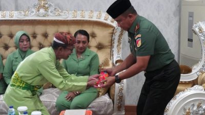 Pangdam XIII/Merdeka Disambut Adat Mopotilolo Oleh Pemerintah Gorontalo