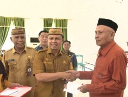 Sekda Roni Sampir Serahkan Honorarium dan Baju Khas Daerah Kepada Pemangku Adat Gorontalo