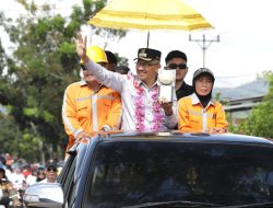 Membanggakan, Asripan Nani Bersama Petugas Kebersihan Arak Piala Adipura Keliling Kotamobagu