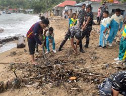 Bersama TNI Al Lanal, Dinas Pariwisata Provinsi Gorontalo Lakukan Aksi Bersih Sampah Pantai di Kepulauan Ponelo