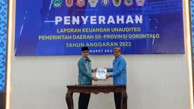 Sekda Roni Serahkan LKPD Unaudited Kabupaten Gorontalo ke BPK