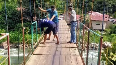 Caleg Terpilih Partai Nasdem Bantu Perbaiki Jembatan Rusak di Suwawa