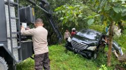 Samapta Polda Gorontalo Sigap Evakuasi Mobil Terperosok di Kelurahan Buladu